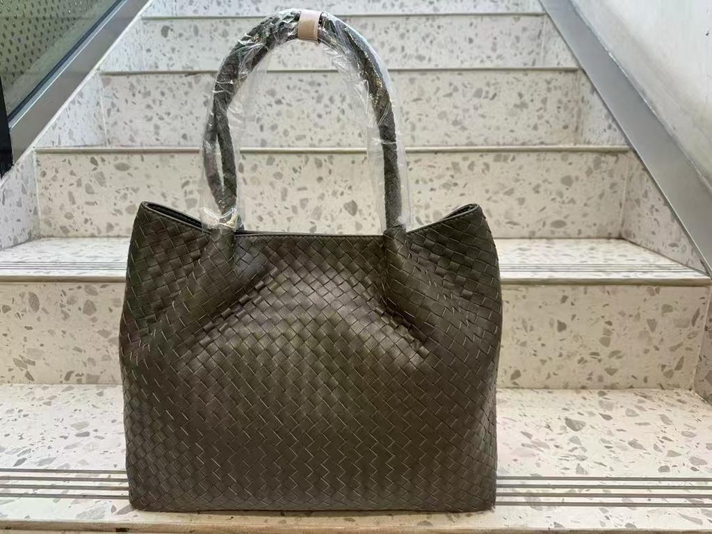 New women's bags, genuine leather women's bags, trendy shoulder bags, hand-woven shoulder handheld mother and child bags.