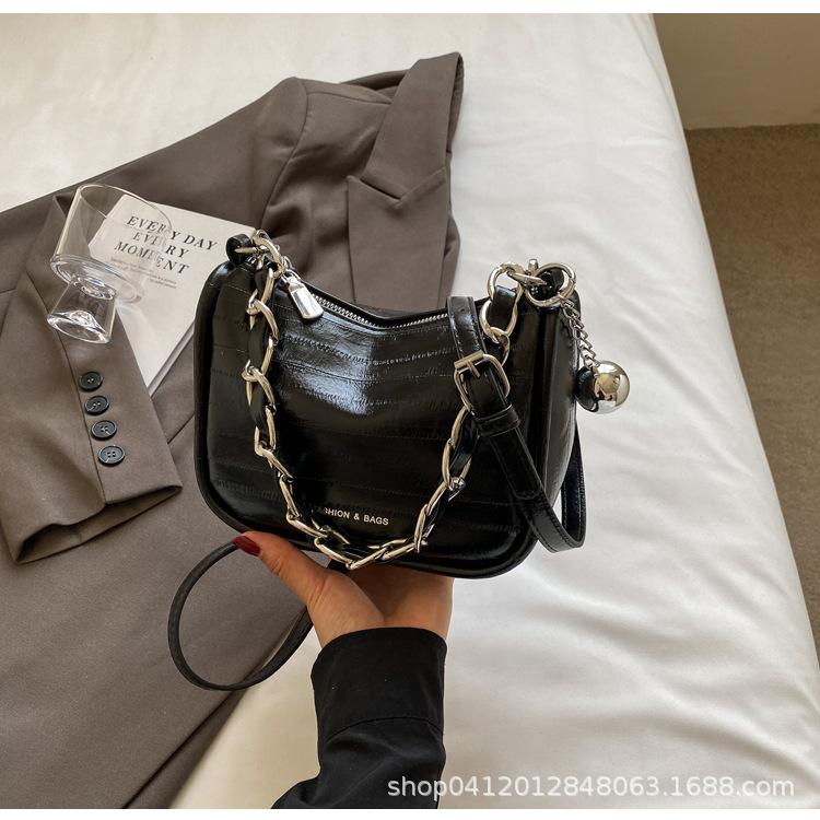 

Fashion trend small square bag 2025 new niche design messenger bag Internet celebrity explosion commuter women shoulder bag чёрный