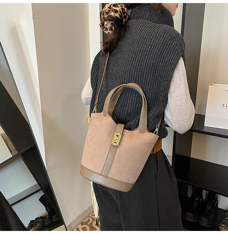 

Сумки женские 2025 новые осенне-зимние модели, высококлассные ретро, большой вместимости для работы, на плечо, кроссбоди, сумка-ведро 17*14*19 серый