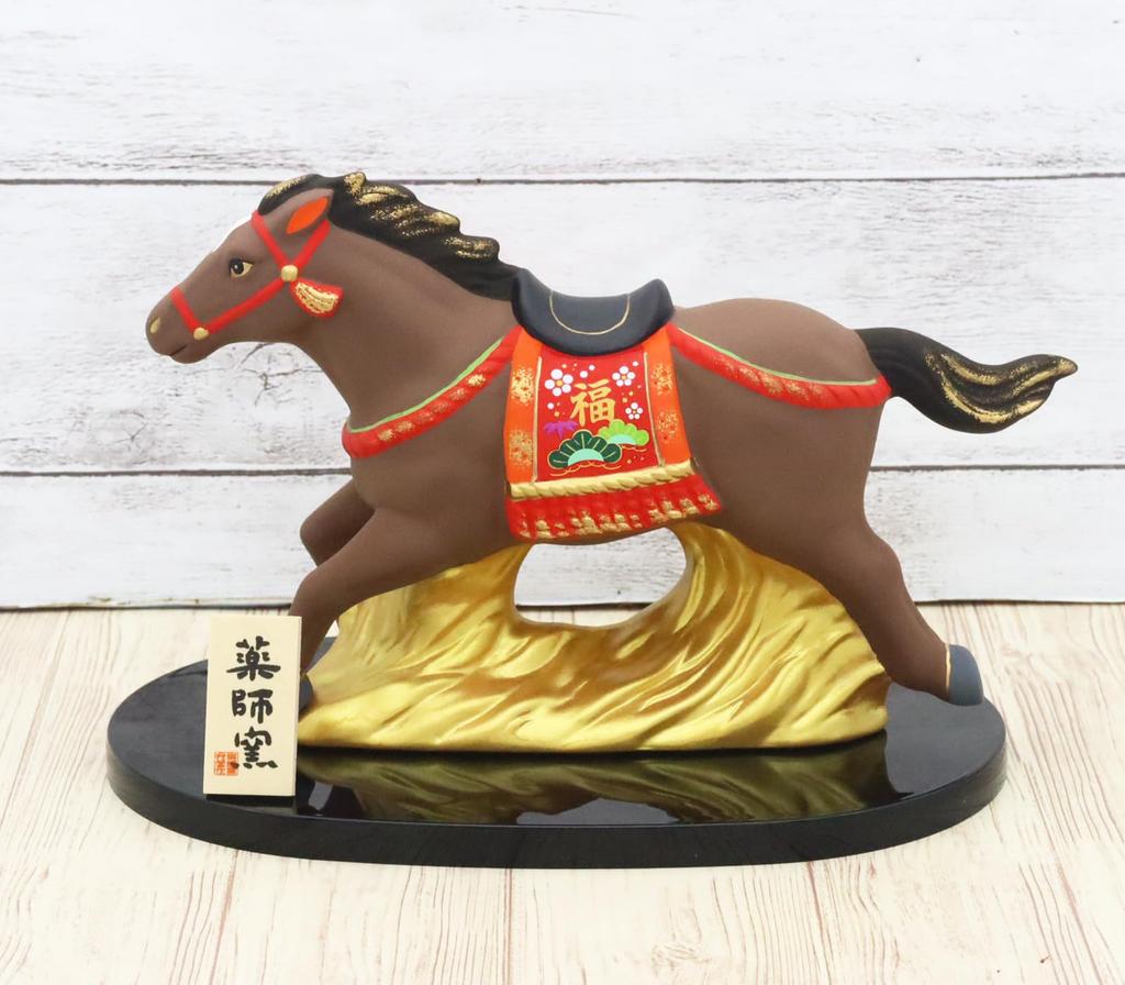 [Amazon.co.jp Exclusive] Yakushi Kiln 2026 Zodiac Figurine, Horse, Year of the Horse, Nishiki-sai Design, Good Luck, Horse (with Good Luck Sticker)