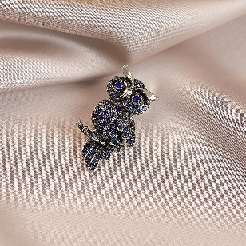 La Broche Hibou Entièrement Pavée D'éclat Dégage Un Sentiment De Haut De Gamme, De Luxe Léger Et De Niche. Il présente une broche animale rétro incrustée de diamants.
