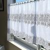 INTERIX Gestickte Spitzengardine für kleine Fenster, 100cm breit x 90cm hoch, Gänseblümchen, Hergestellt in Japan, Lang, Design, Silber, CF6-100-90,