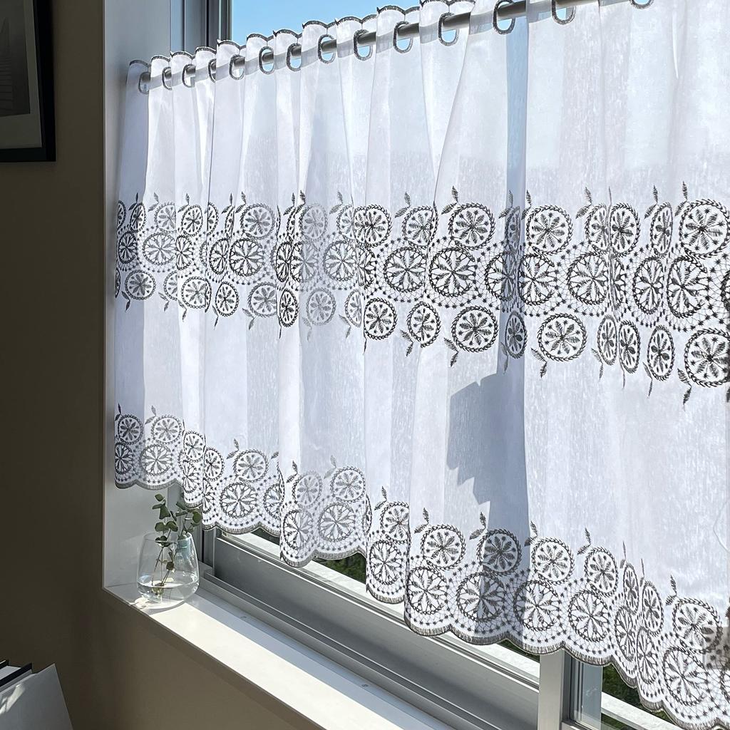 INTERIX Gestickte Spitzengardine für kleine Fenster, 100cm breit x 90cm hoch, Gänseblümchen, Hergestellt in Japan, Lang, Design, Silber, CF6-100-90,