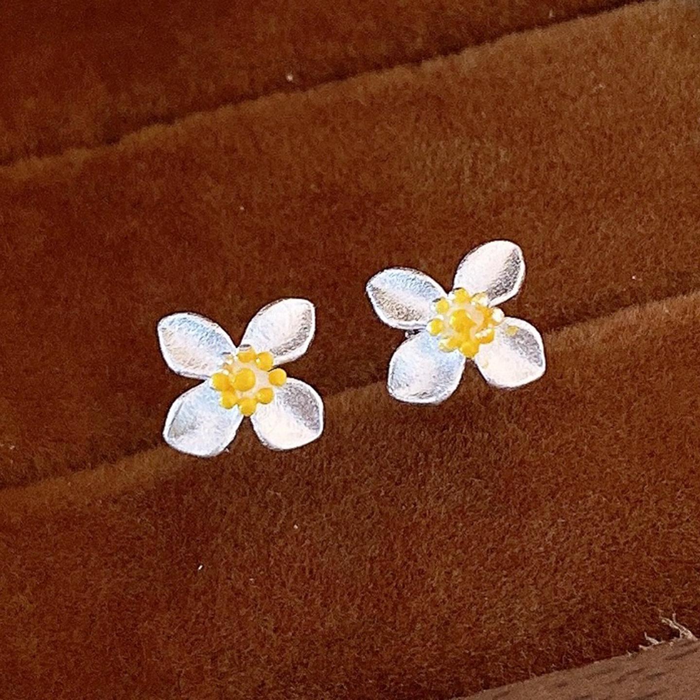 Silver needle Korean fresh and sweet simple flower stud earrings niche earrings exquisite versatile earrings women