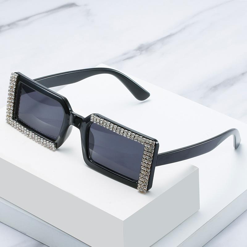 Diamond-Set Sunglasses, Larger-Frame Personalized Diamond Glasses, Street-Shot Pretty Girl Sunglasses