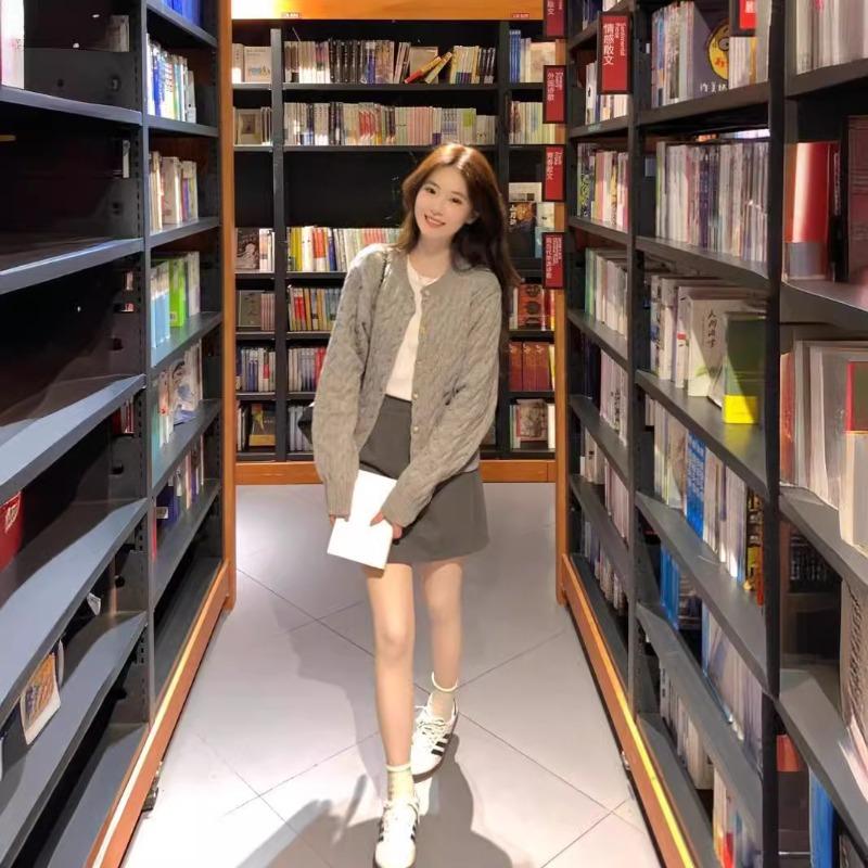 Sweater women's autumn new long-sleeved crew neck women's knitted cardigan retro gray high-end women's clothing