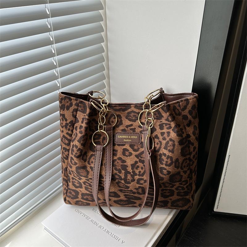 

Leopard print bag women s large capacity 2025 new autumn and winter matte retro shoulder shopping bag commuter tote bag коричневий
