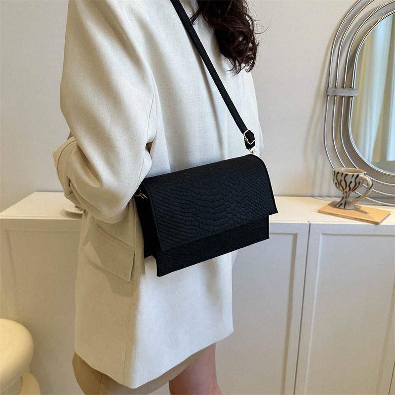 Fashionable Minimalist Shoulder Bag With Chic Design For Everyday Casual Use In Multiple Colors