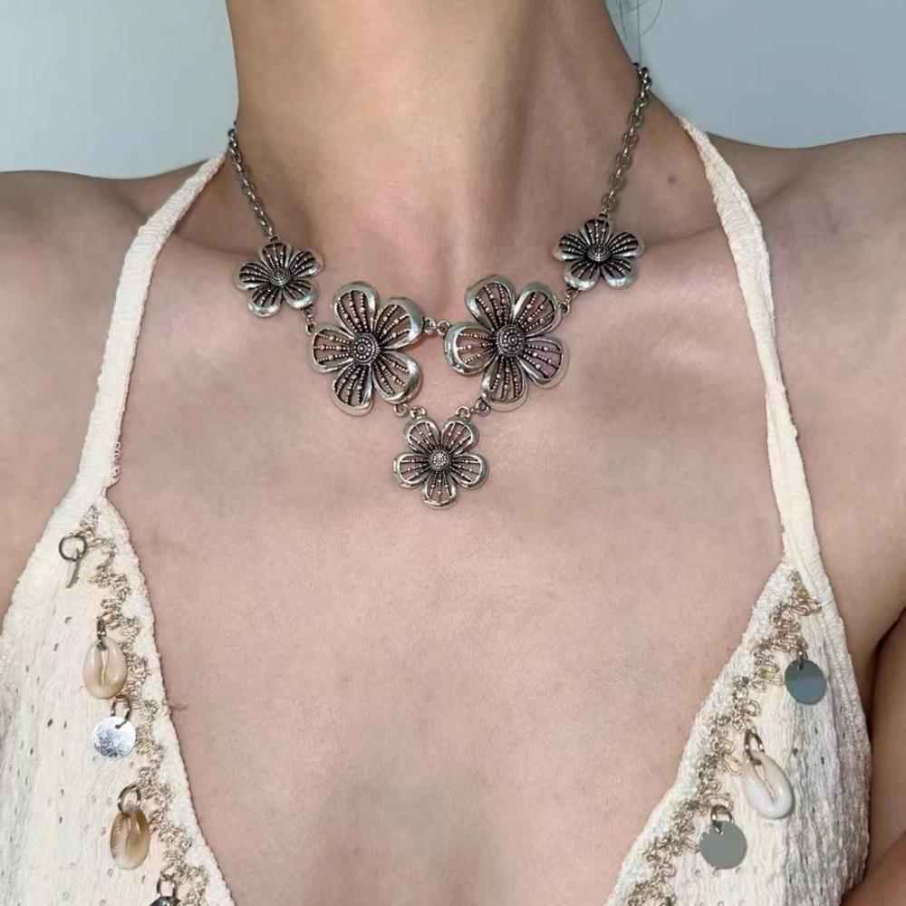 Exquisite Temperament Sliver Color Hollow Out Five Peach Blossom Flowers Necklace for Women Boho Vacation Collar Chain Jewelry
