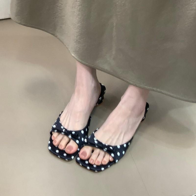 Schuhe Pantoffeln Lässige Sandalen Pantoffeln Damen Niedrige Keile Damen Strand Luxus 2026 Clogs Gummi Stoff PU Römische Hufabsätze Skandale