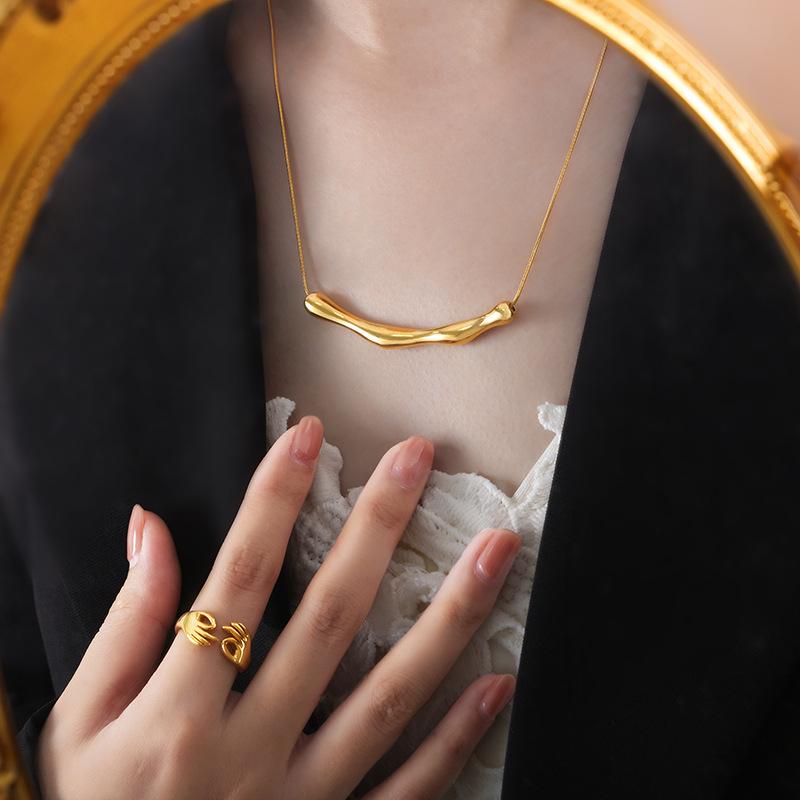 French Retro 18K Gold Titan Clavicle Necklace for Women