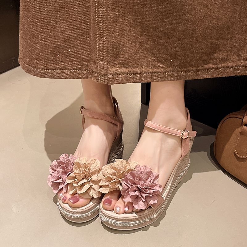 Modische Sandalen für Damen Outdoor Blumen Keilabsatz Plateau Damenschuhe Korea Lässig Hohe Qualität 2025 Luxus Asiatische Größe PVC Schuhwerk