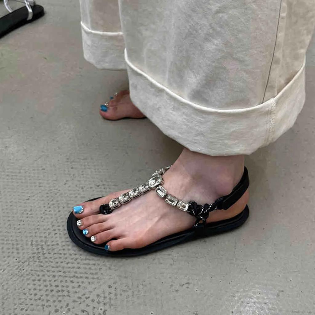 Version peau de mouton~ Magnifique avec jupe tongs à semelle plate pour femmes un mot avec strass orteil vacances vent plage sandales