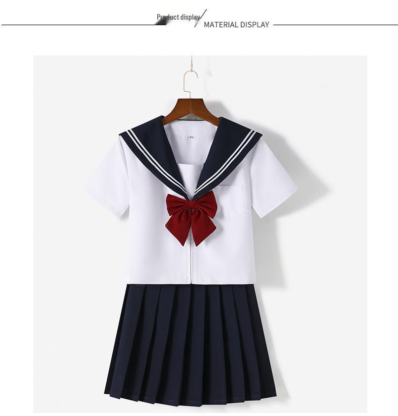 Námořnická dvoudílná JK uniforma v tmavě modré a bílé barvě s dlouhým rukávem a plisovanou sukní na jaro/podzim