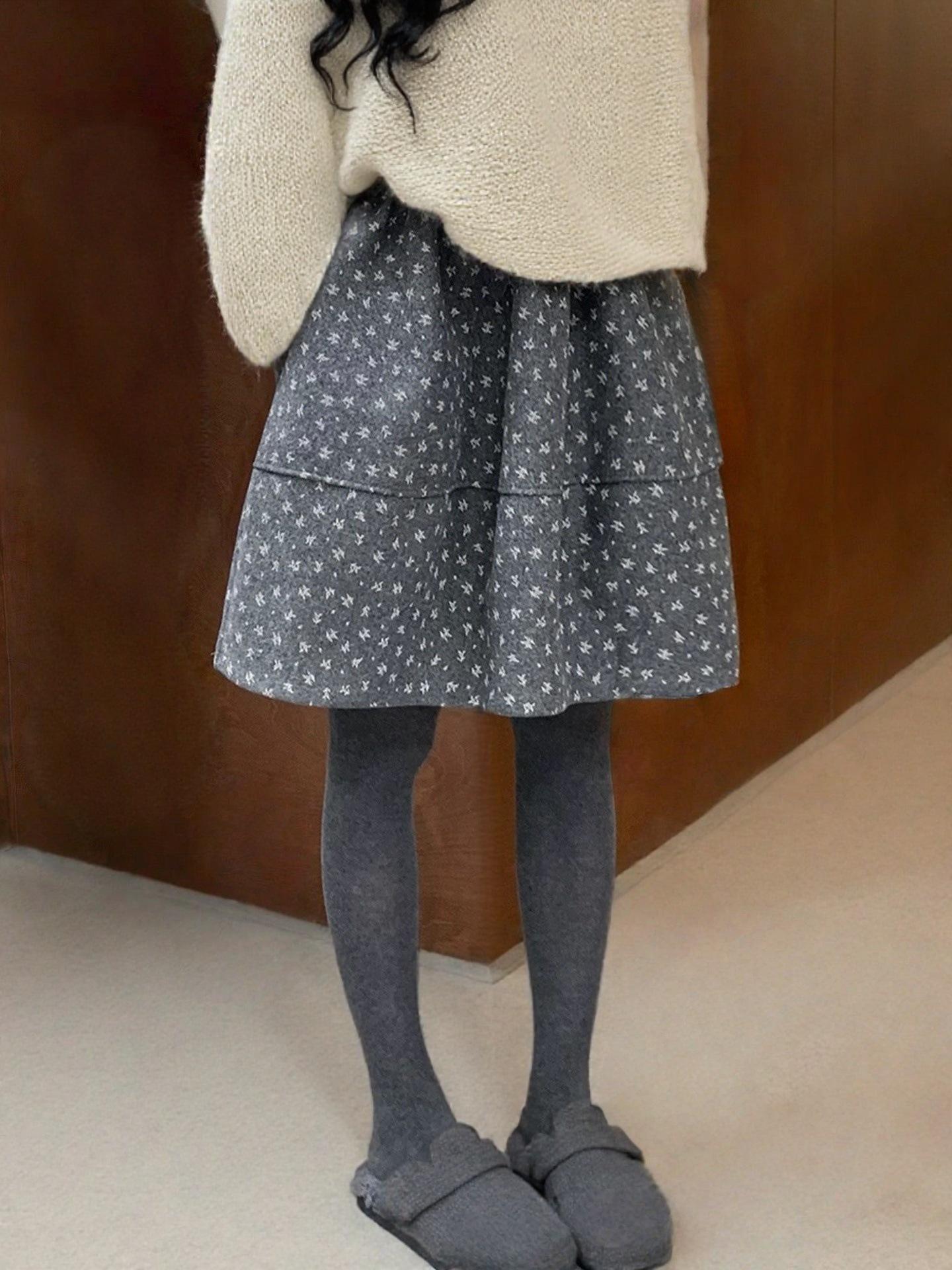 

Korean Style Floral Woolen Skirt - Elastic Waist, Slimming Chic Design, Perfect for Autumn/Winter. One Size сірий колір