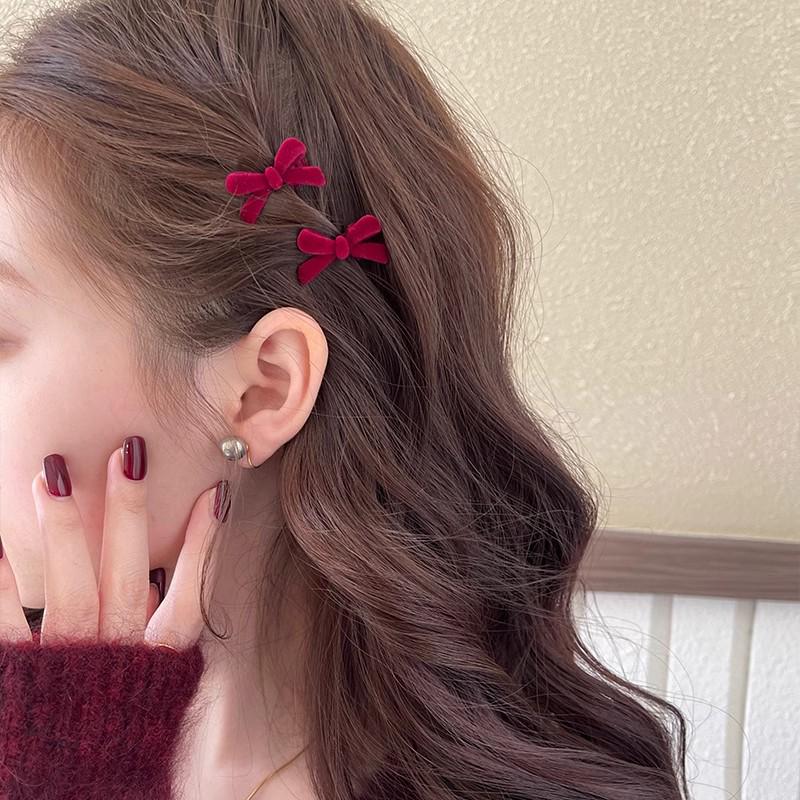 2023 Weihnachts-Perlhaarspange: Süße weinrote Schleife für Pony & Seiten