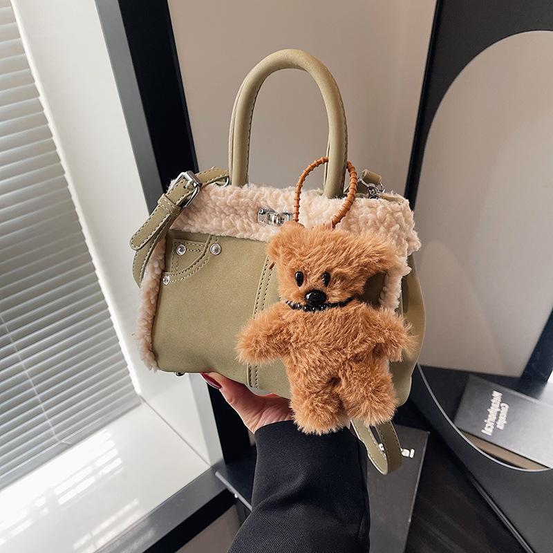 Autumn and Winter Retro Lamb Wool Tote Bag Women's 2025 New Shoulder Messenger Bag High-end Fluff Portable Bucket Bag