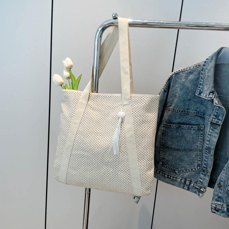 Women'S Woven Straw Beach Solid Color Tote Bag Lightweight Open Top With Tassel Charm For Vacation And Seaside Shoulder Bag