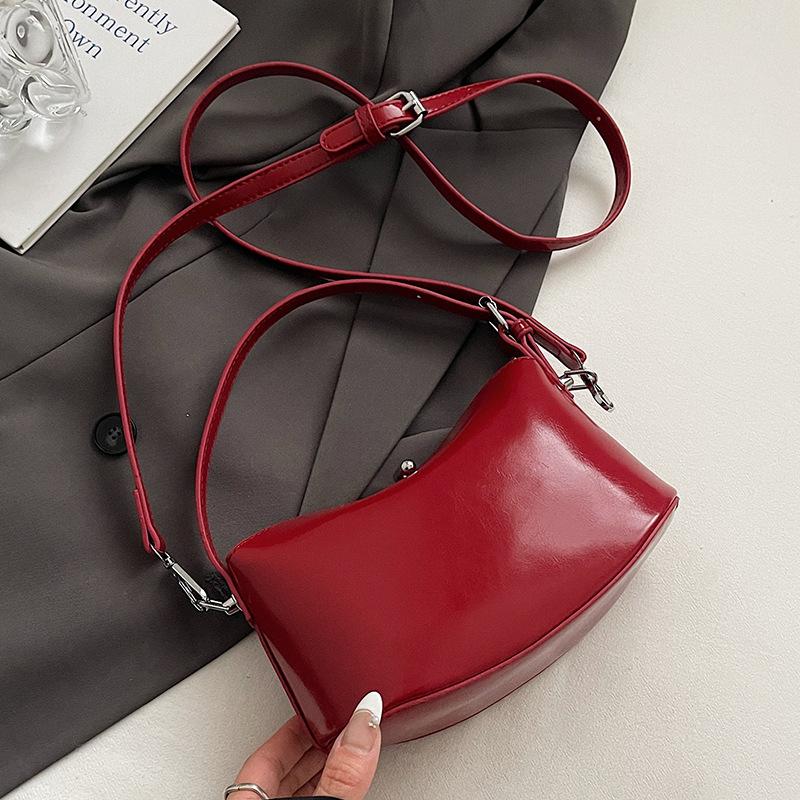 

This year s super fire, simple and fashionable Korean handbag, women s high-end oil wax leather fashion versatile commuter messenger bag