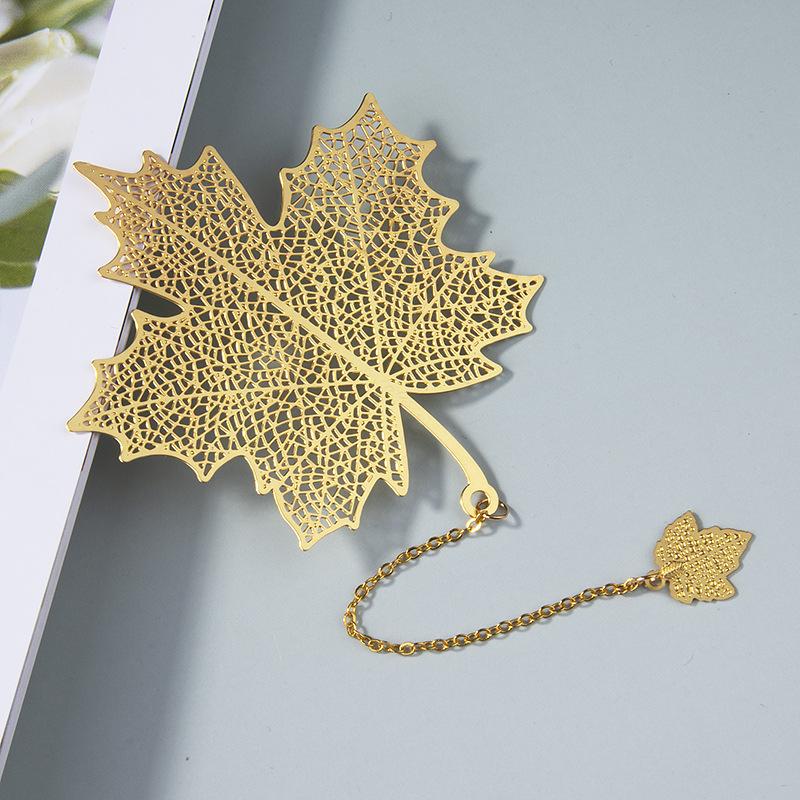 Vintage Hollow Metal Bookmarks Clover Lotus Ginkgo Flowers Maple Leaf Pendant Bookmark Student Book Mark Stationery Gifts New