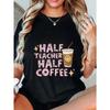 Halber Lehrer Halber Kaffee Übergroßes T-Shirt Schwarz Grafikdruck Mit Kaffeetasse Und Text Für Freizeitkleidung Und Lehrergeschenk