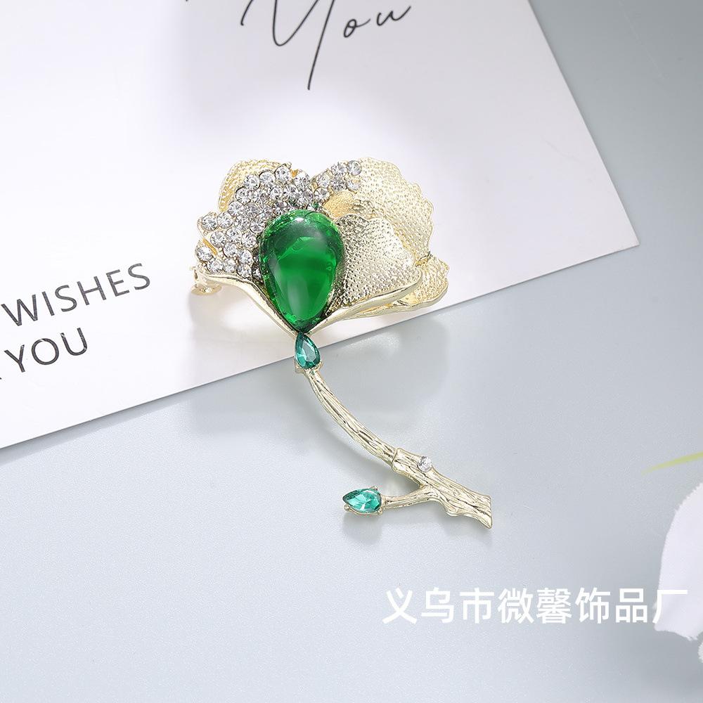 Guofeng high-end ginkgo biloba brooch green imitation jade elegant cheongsam brooch accessories anti-light pin