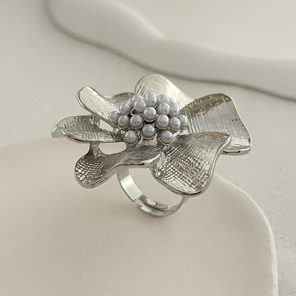 Opening Adjustable Pearl Flowers Rings Vintage Gold Silver Color Retro Exaggerated Metal Alloy Hollow Finger Ring for Women Geometric Jewelry Anillos
