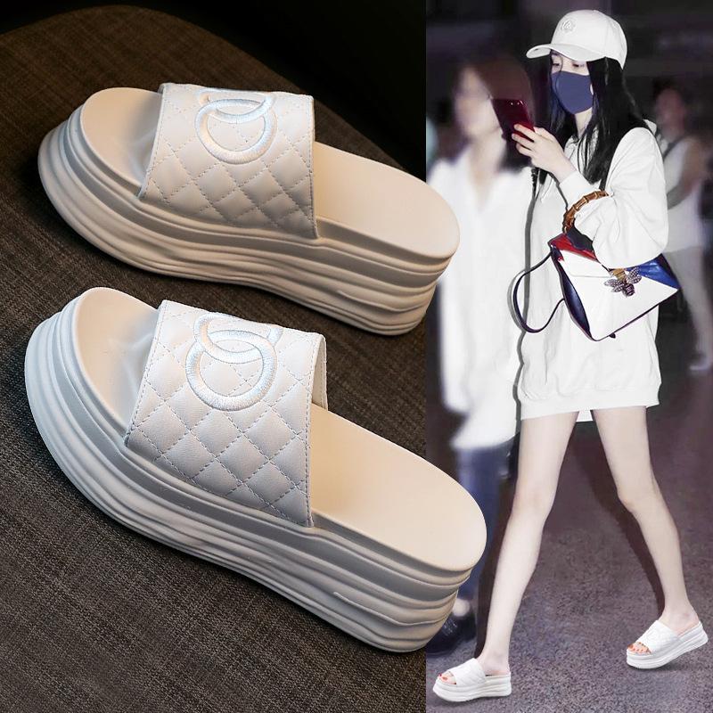 2025 summer Internet celebrity beach slippers women wear muffin thick bottom to increase temperament fairy style sandals high value
