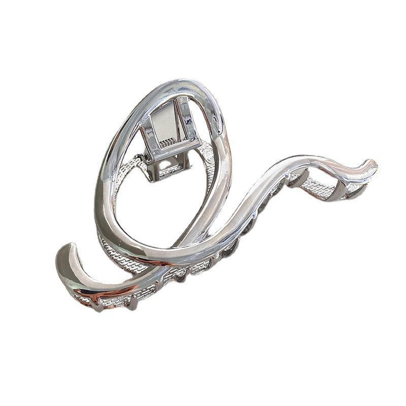 

Металлические шпильки с геометрическими буквами и зажимы в виде акулы – модные аксессуары для женщин irregular metal grab clip серебряный