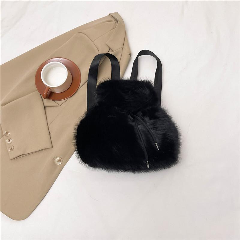 

2024 новий персоналізований корейський версія маленький свіжий портативний плюшевий рюкзак для поїздок на роботу, модний простий вуличний дорожній мішок чорний