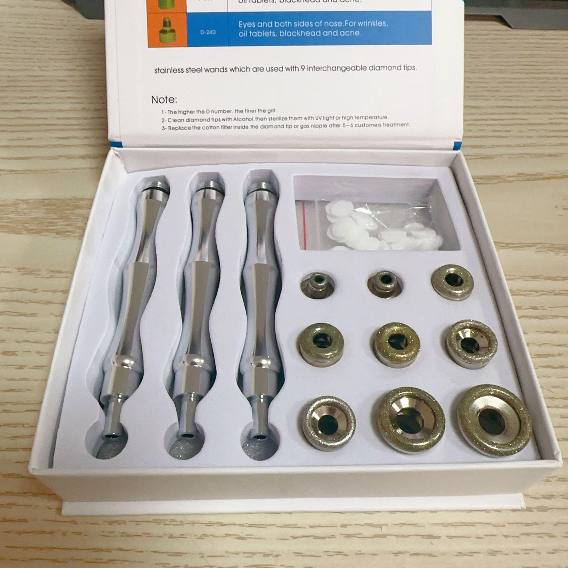 

Обновленный 3-в-1 аппарат для алмазной микродермабразии и вакуумной чистки пор Kit with Abrasive Heads and Box