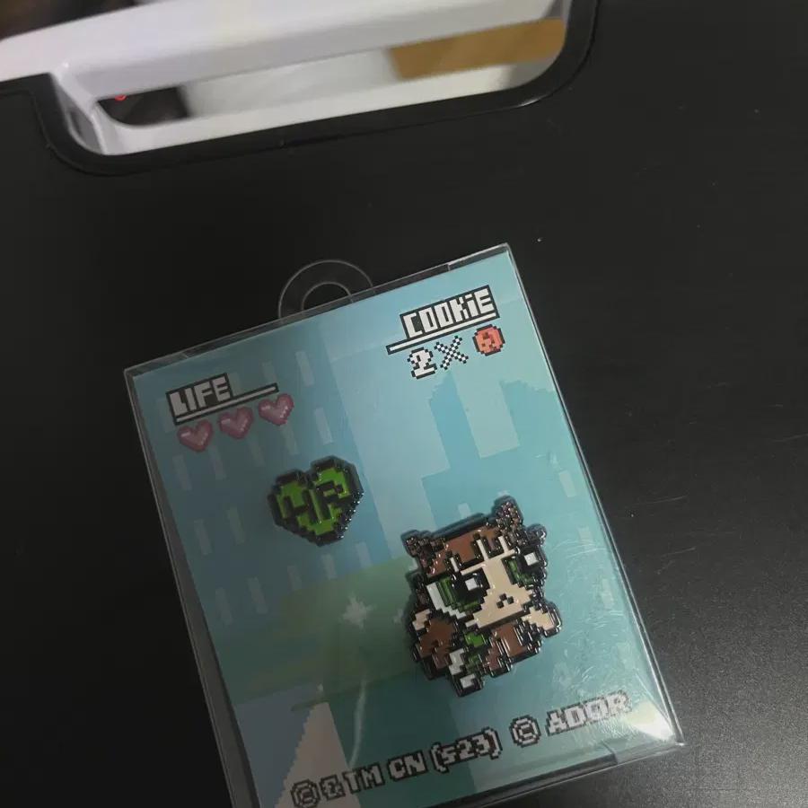 

NewJeans Металлический значок Харрин