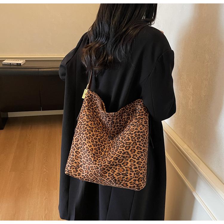 

Женская ретро сумка-тоут через плечо с леопардовым принтом - Универсальная, большой вместимости для колледжа и поездок на работу 27*11*31 коричневый