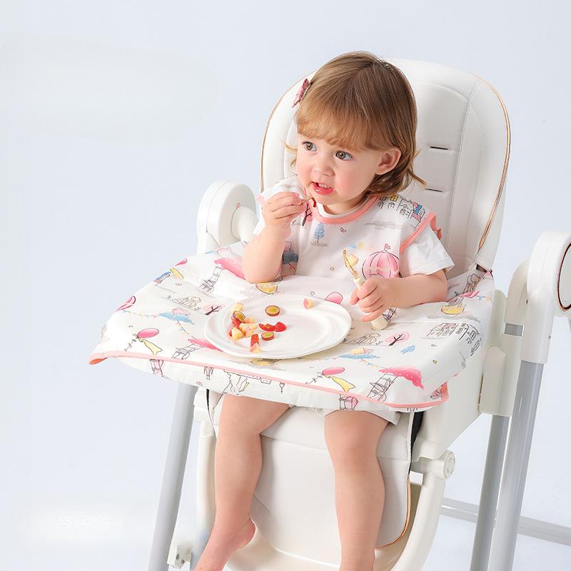 Nastavitelný dětský bryndák pro snadné jídlo ve vysoké židličce