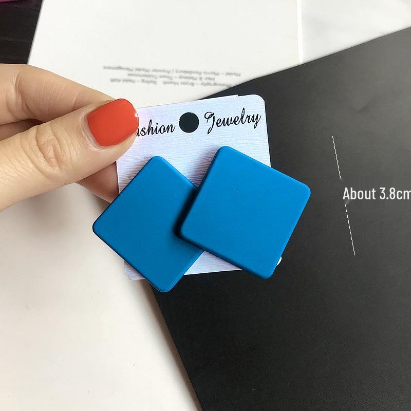 Trendy geometrické matné akrylové náušnice v barvách bonbónů