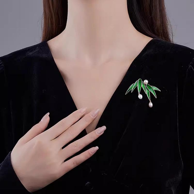 Elegant perle bambusblad brosje High-end kvinners nisjedesign korsasje Retro allsidig nål klestilbehør