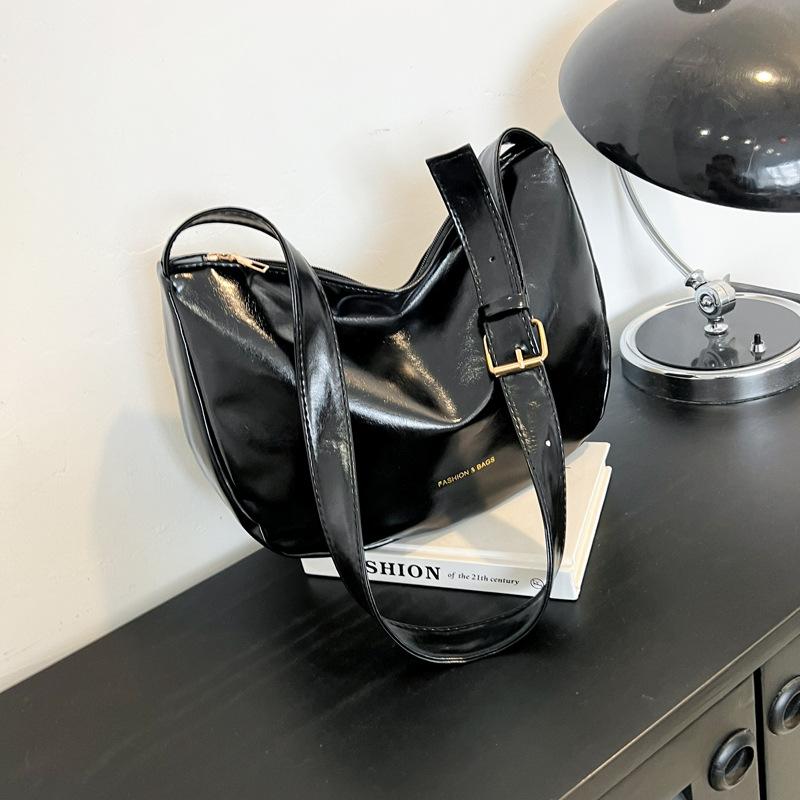 

Oily skin versatile simple and fashionable solid color dumpling bag female new student class commute large capacity messenger bag