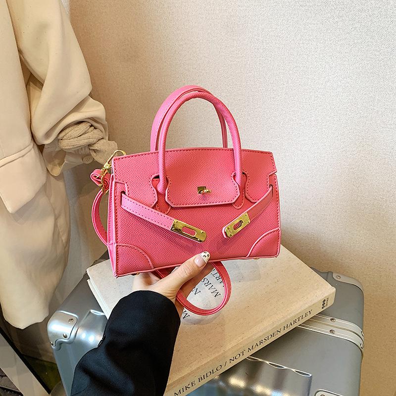 Sac à main de mode haut de gamme Automne/Hiver 2025: Sac bandoulière simple et polyvalent à fermeture à loquet pour femmes