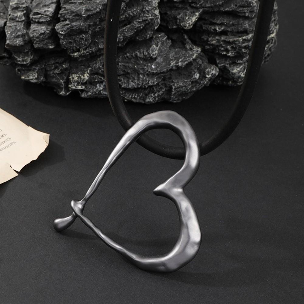 Metal Material Oversized Heart Choker Vintage Style Love Pendant Necklace  Gift