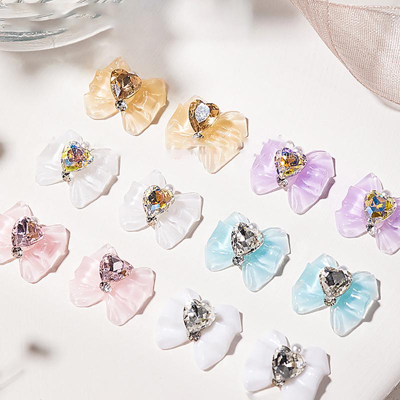 5 Stück 3D Harzschleife mit Glitzerherz Perle Nail Art Schmuck Dekorationen Frauen Nagelstudio Luxus Maniküre Charms