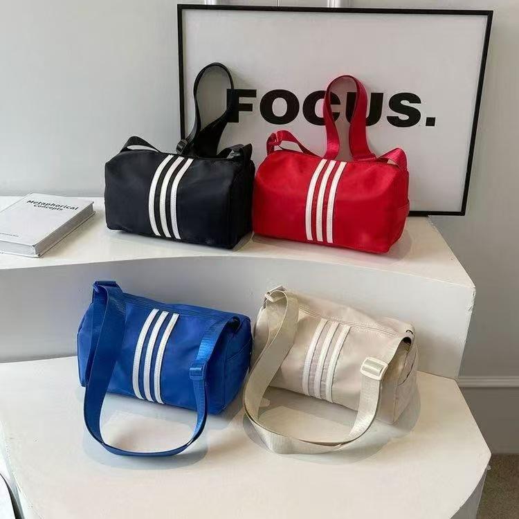 Mini-Duffle-Tasche aus Nylon mit drei vertikalen Streifen, verstellbarer breiter Gurt, lässige Sport-Umhängetasche für tägliches Fitness-Reisen