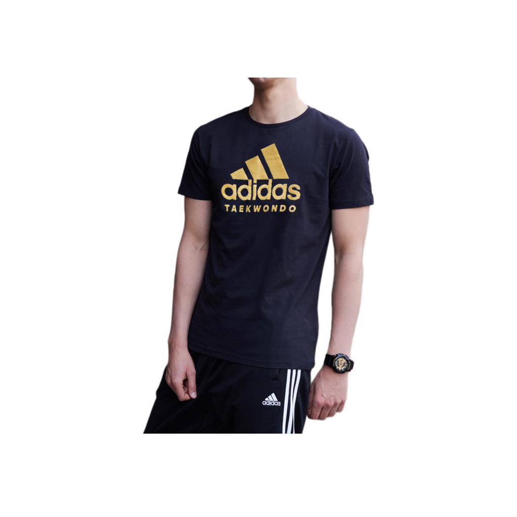 Adidas טי שירט ספורט נושמת לגברים עם הדפס לוגו רטרו, צווארון עגול ושרוולים קצרים, שחור זהב ADICTT-BG