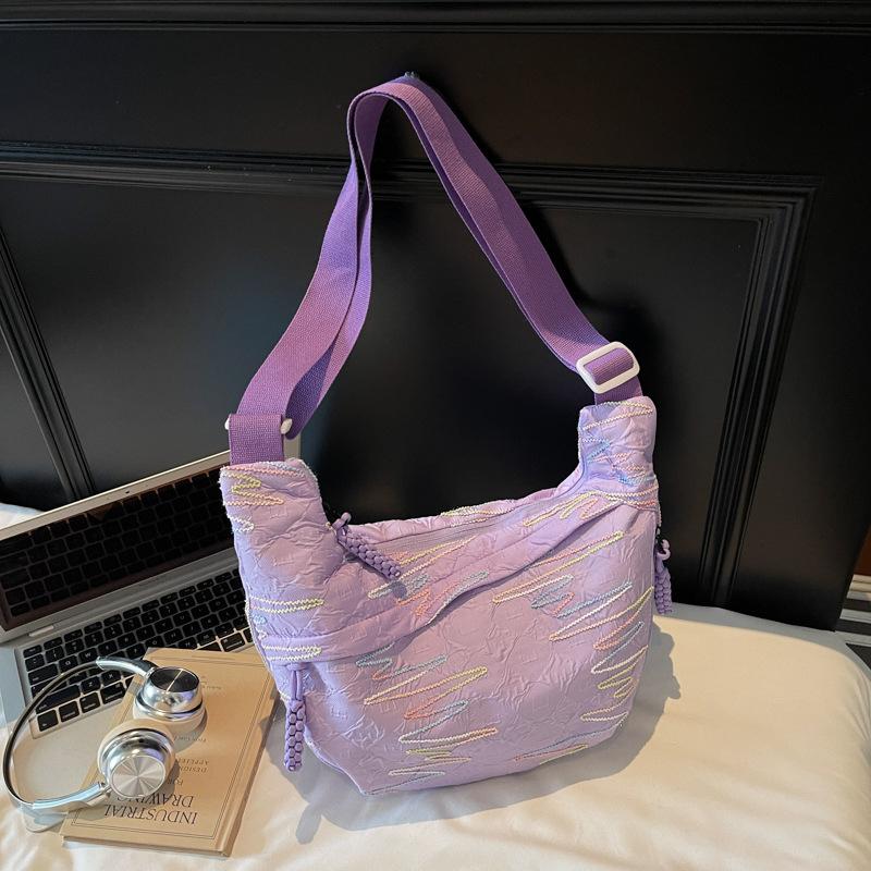Today's popular large-capacity color thread cloth bags, wide shoulder straps, messenger bags, trendy versatile dumpling bags, women's bags.