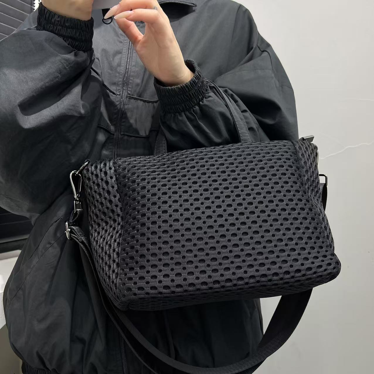 

Women S Mesh Simple Tote Bag Large Capacity Versatile Trend Single Shoulder Oblique Span Bag чорний