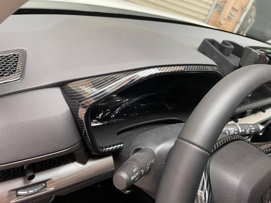 Compatible Accessories for 2023 Honda CR-V: Gear Shift Knob, Air Vent, Headlight Adjustment, Front Reading Light, Cigarette Lighter.