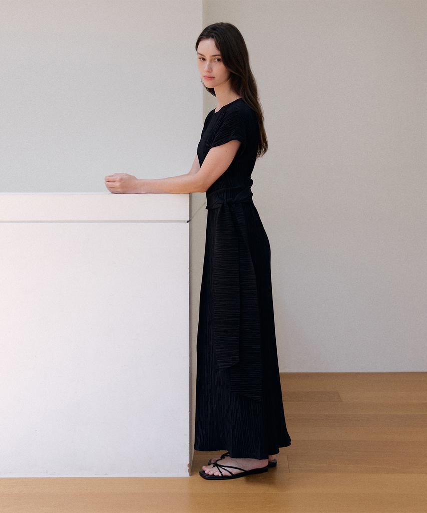 Meojiaenminggeul Summer Iconic Pleats Maxi Belted Dress (Black)