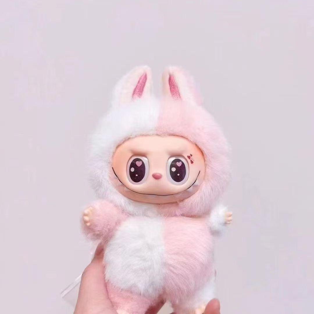 

Кукла Лабаба Сердцебиение Макарон была переработана с кремовым персиково-розовым градиентом, что делает ее подарком на день рождения для девочек