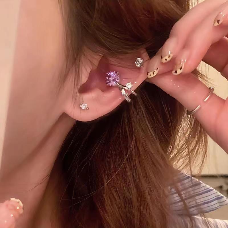 "Elegant Zircon Ear Cuff for Women - Clip-On Light Bulb Design, No Piercings Needed, Luxury & Trendy Style"