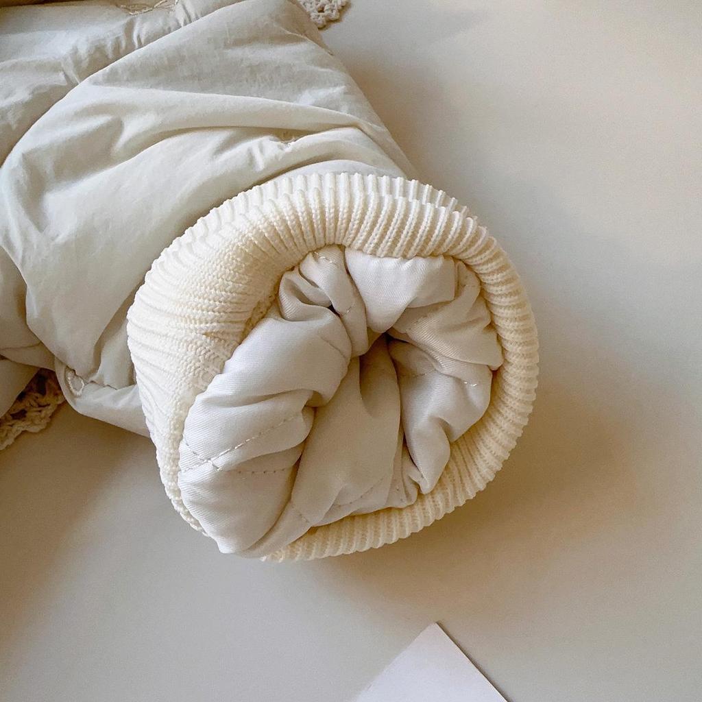 Wintermantel für Mädchen mit Schleife: Stilvolle, warme Baumwolljacke mit langen Ärmeln und Spitzenbesatz