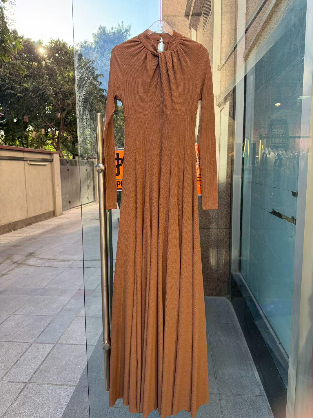 

Elegant Slimming Pleated Knit Dress for Women - Midi-Length Wide-Hem Skirt, Autumn/Winter 2026 Collection M